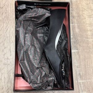 size 9M Nina closed toe black heels with silver detail